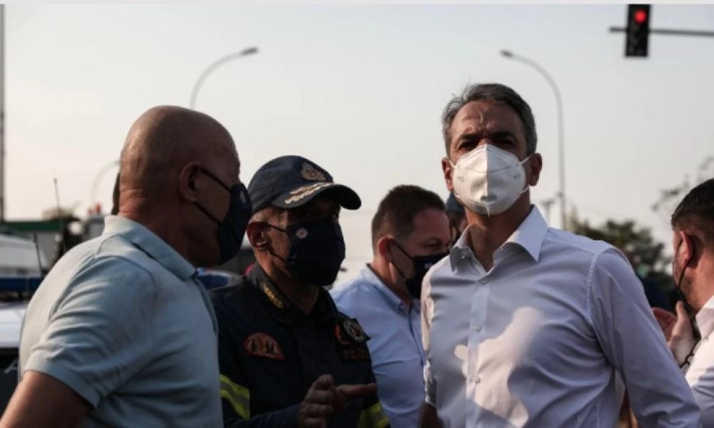 Στο κέντρο επιχειρήσεων της Πυροσβεστικής στο Χαλάνδρι ο Μητσοτάκης